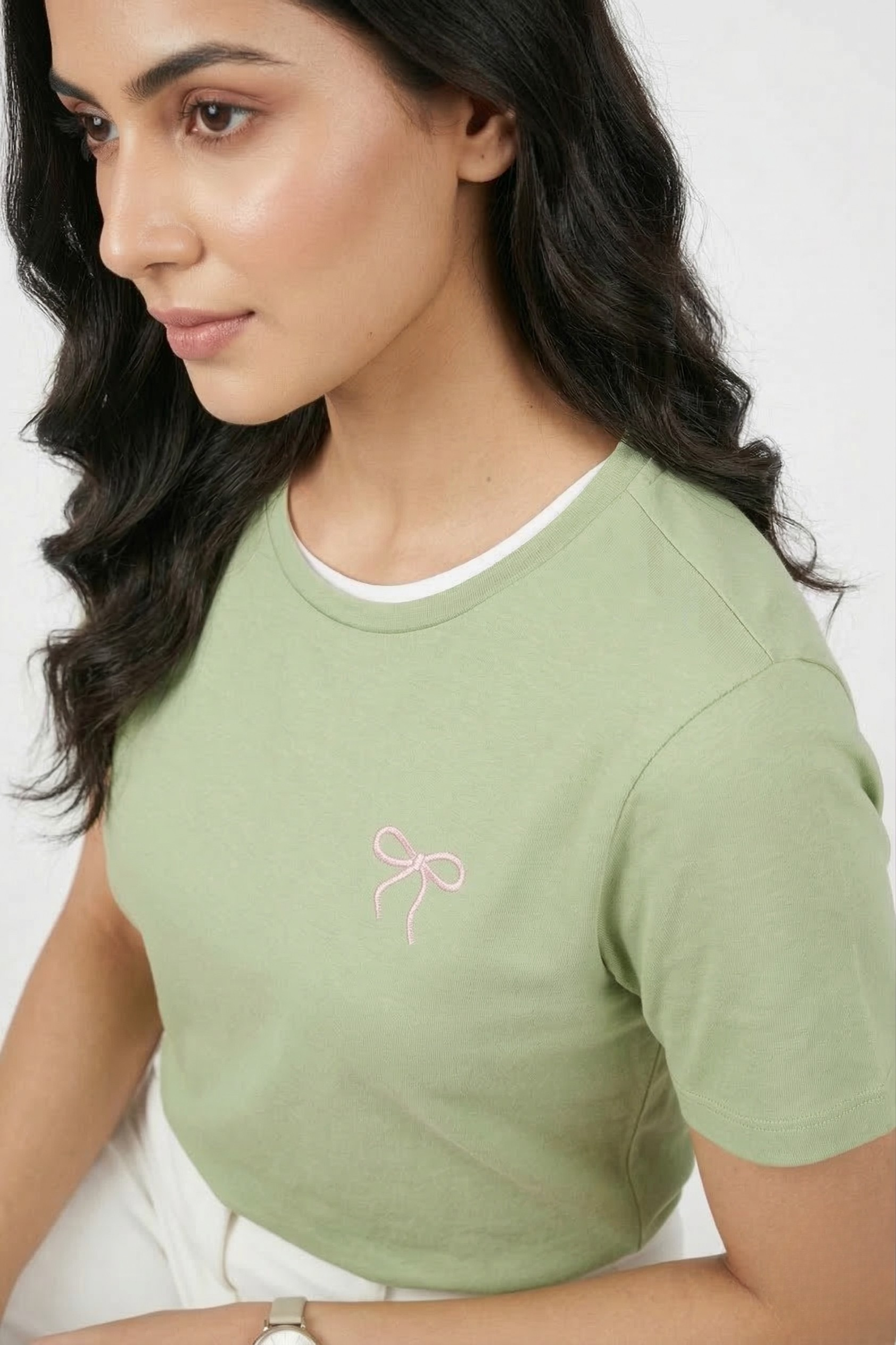 CLASSIC FIT BOW  DETAIL TEE